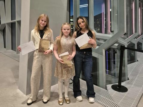 Verðlaunahafar Ölduselsskóla þær Lauara 6. bekk, Lana Glódís 4. bekk og Rama 10. bekk