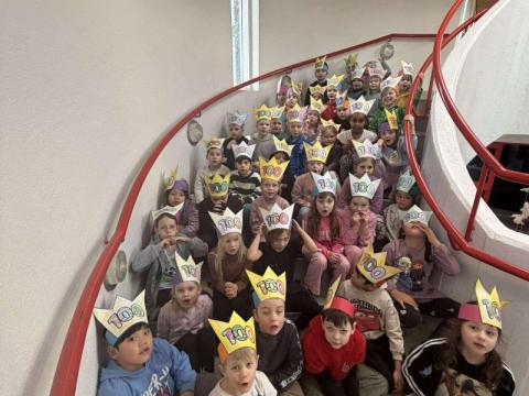 Hópmynd af 1. bekk í tilefni af 100 daga hátíð þeirra