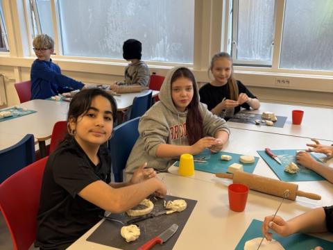 Nemendur 5. bekkjar í heimilisfræði