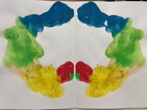 2. bekkur vinnur með samhverfu mynda í stærðfræði