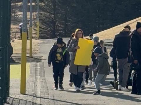 4. bekkur gengur fylktu liði yfir í Ölduna