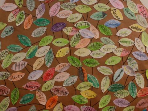 Góðverkatré unnið af nemendum á miðstigi