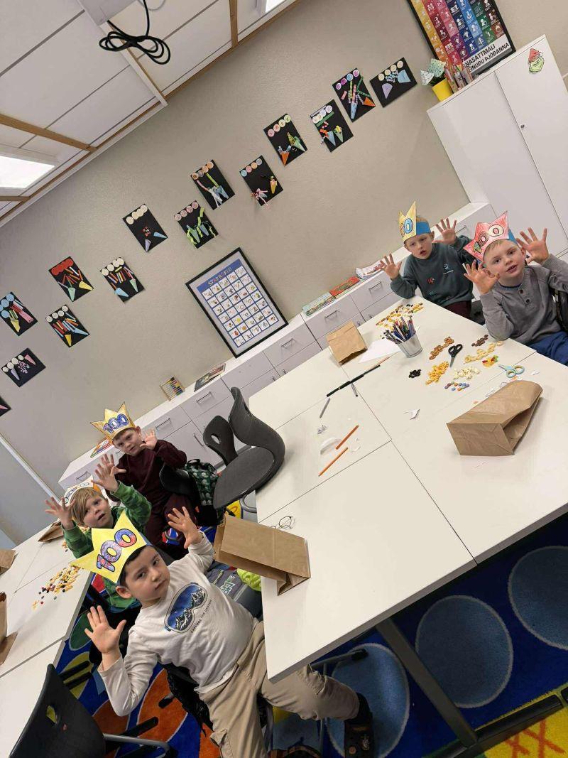 Ánægðir nemendur á hundrað daga hátíð