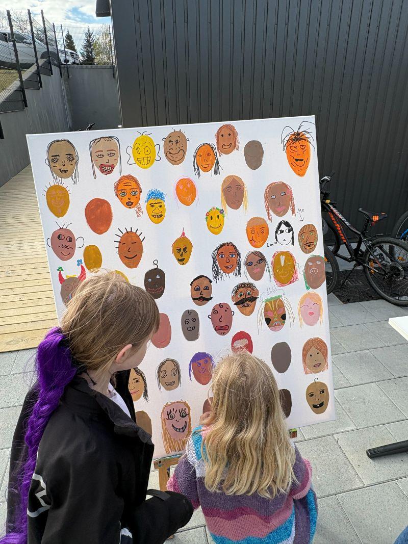 Gestir spreyta sig í að mála andlit