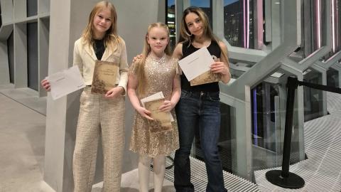 Verðlaunahafar Ölduselsskóla þær Lauara 6. bekk, Lana Glódís 4. bekk og Rama 10. bekk