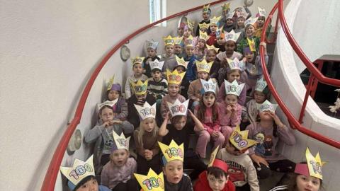 Hópmynd af 1. bekk í tilefni af 100 daga hátíð þeirra