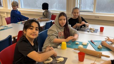 Nemendur 5. bekkjar í heimilisfræði