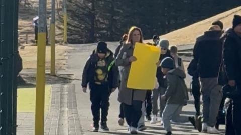 4. bekkur gengur fylktu liði yfir í Ölduna