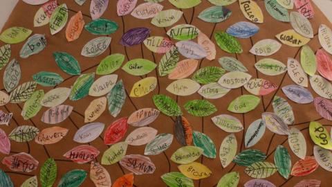 Góðverkatré unnið af nemendum á miðstigi